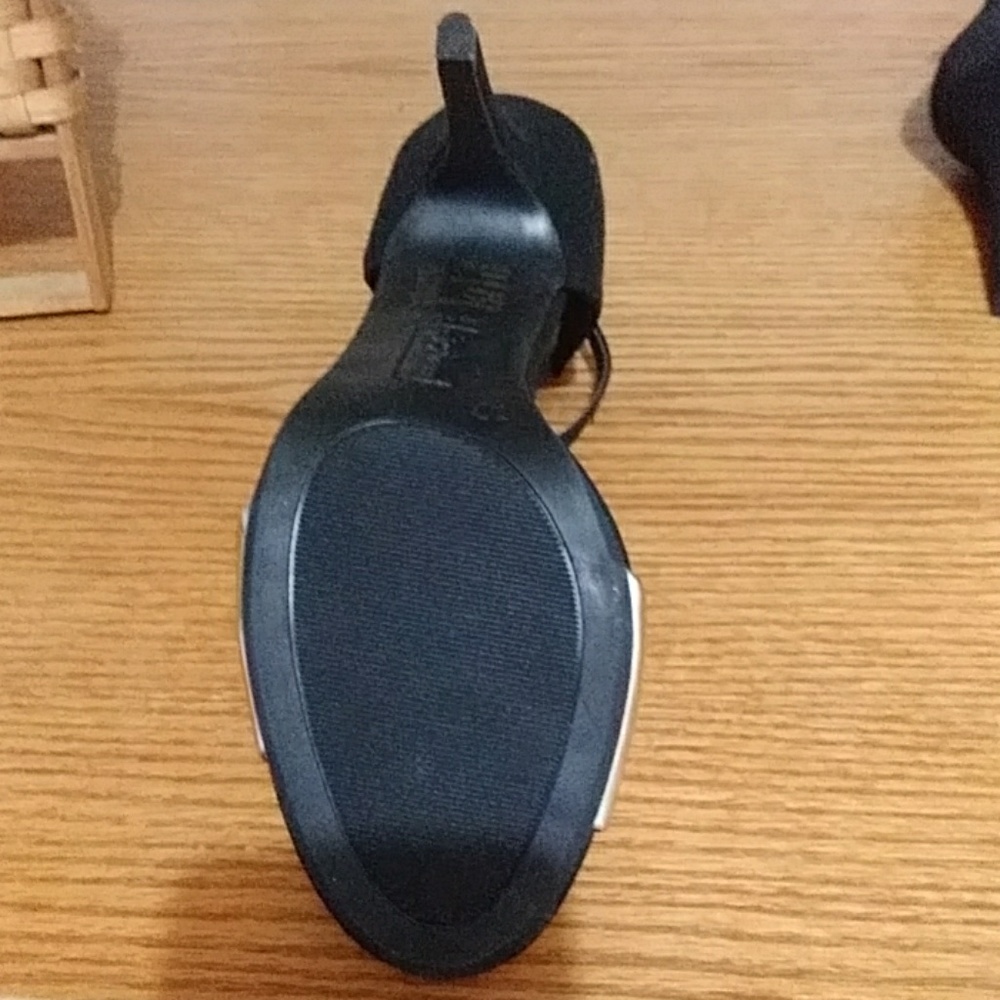 Black and gold heels - Picture 3 of 3